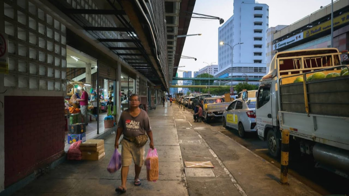 Orang ramai sibuk di pasar pada waktu pagi