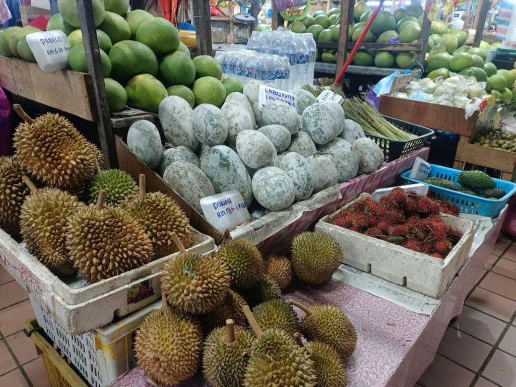 Gerai hasil pertanian dan buah-buahan segar di pasar