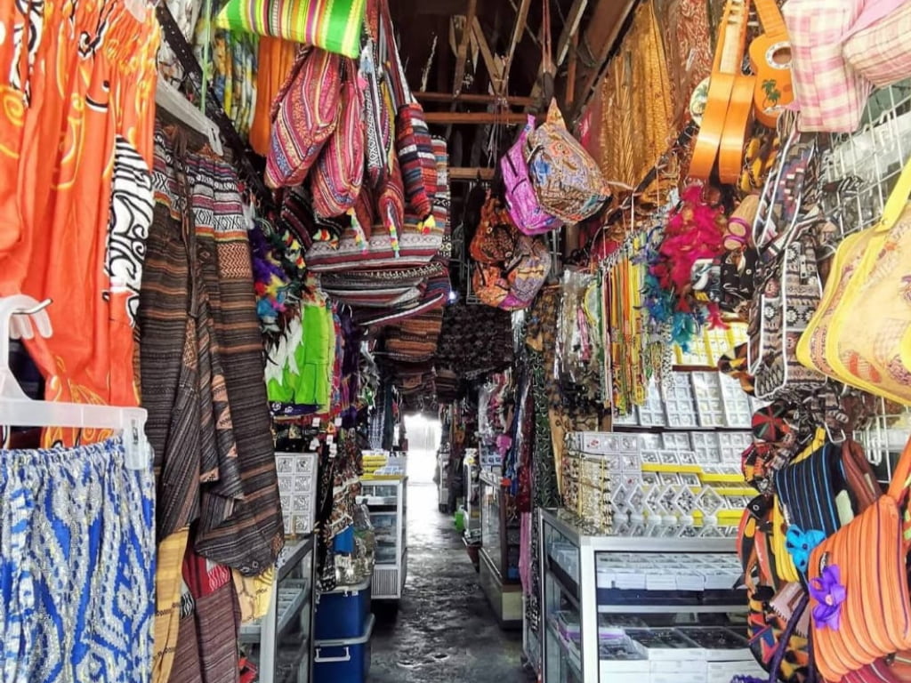 Gerai cenderahati Pasar Filipina di Kota Kinabalu