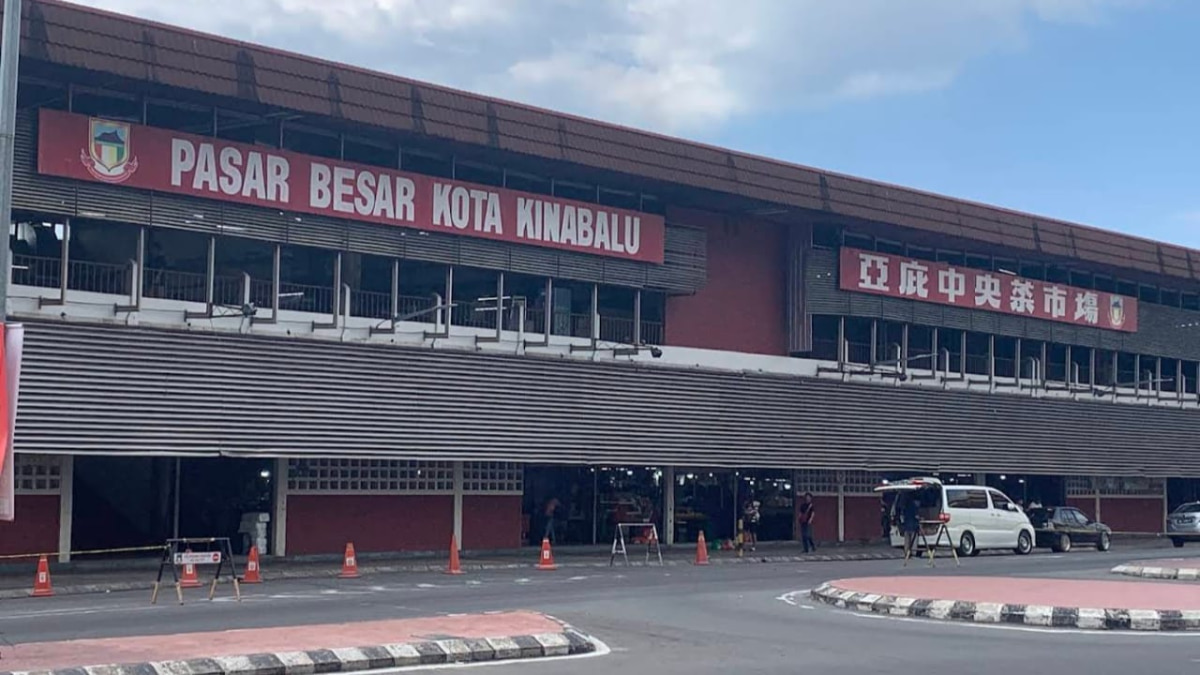 Gerai-gerai dan hasil pertanian di Pasar Besar Kota Kinabalu